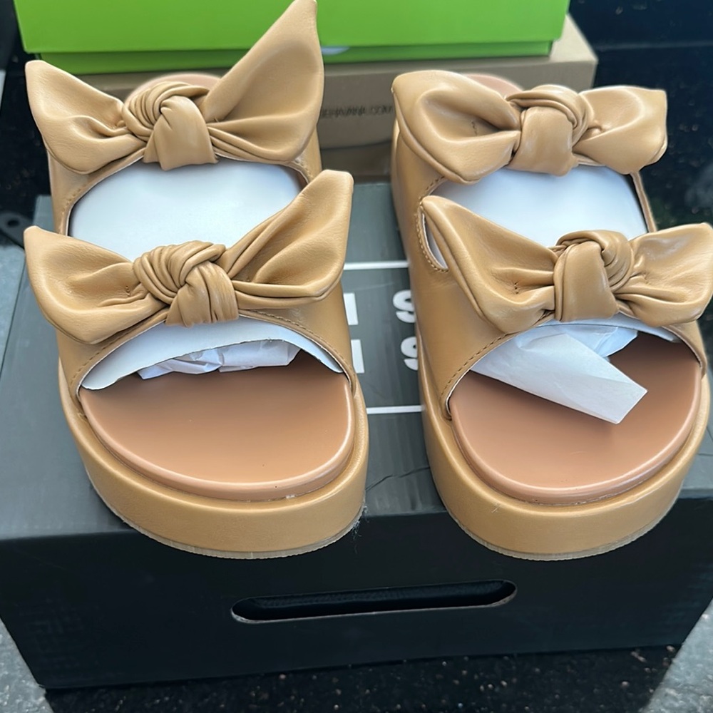 Chic Tan Bow Sandals